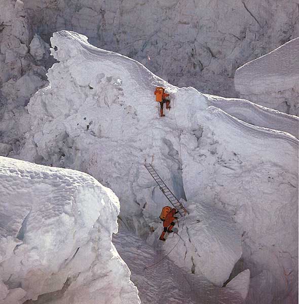 "Prace inżynieryjne" przy lodospadzie Khumbu - Icefall Fot. Stanisław Jaworski